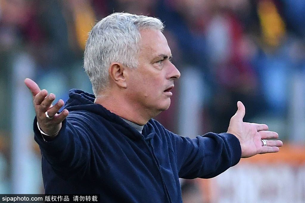 萧常坤讥讽道：瞧你那个没见过世面的样子，这个小金人儿价值二十多万，要是随时随地都这么杵着，万一遇到你这种见钱眼开、财迷心窍的家伙，肯定就把它掰走了。